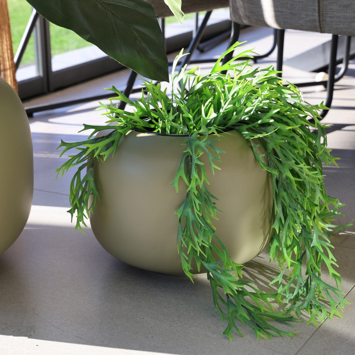 Plantenpot Phuket Pebble Grey, Met Uitneembare Binnenpot, Ø34,5 x H26 cm /of/ Ø45,5 x H34,5 cm, Vase The World