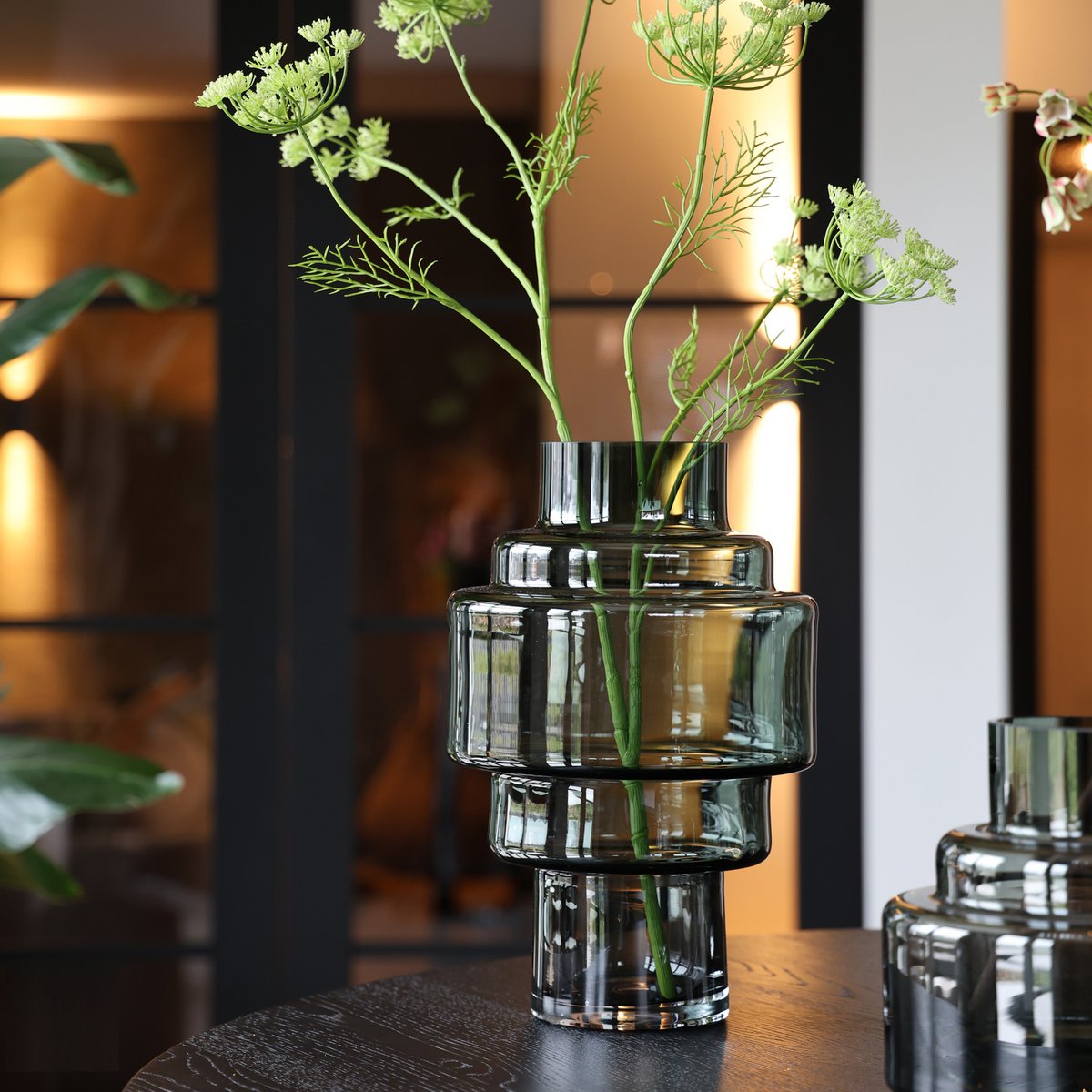 Kasai vaas grey, mondgeblazen glas in grijs, Vase The World