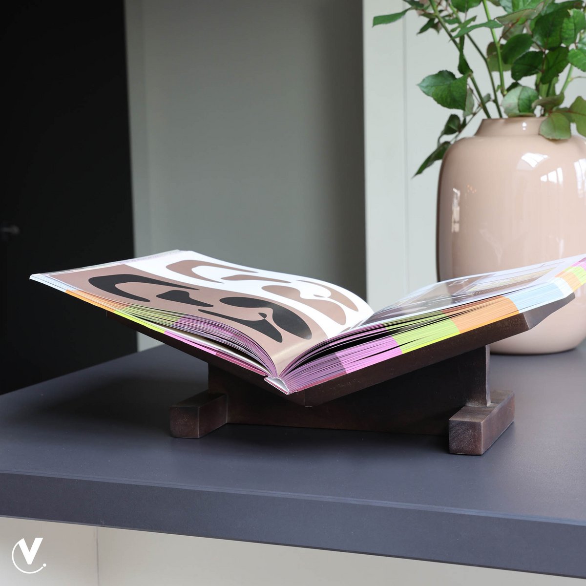 Vase The World boekenstandaard Wiggins walnut, houten book stand, 37 x 13 x 23 cm