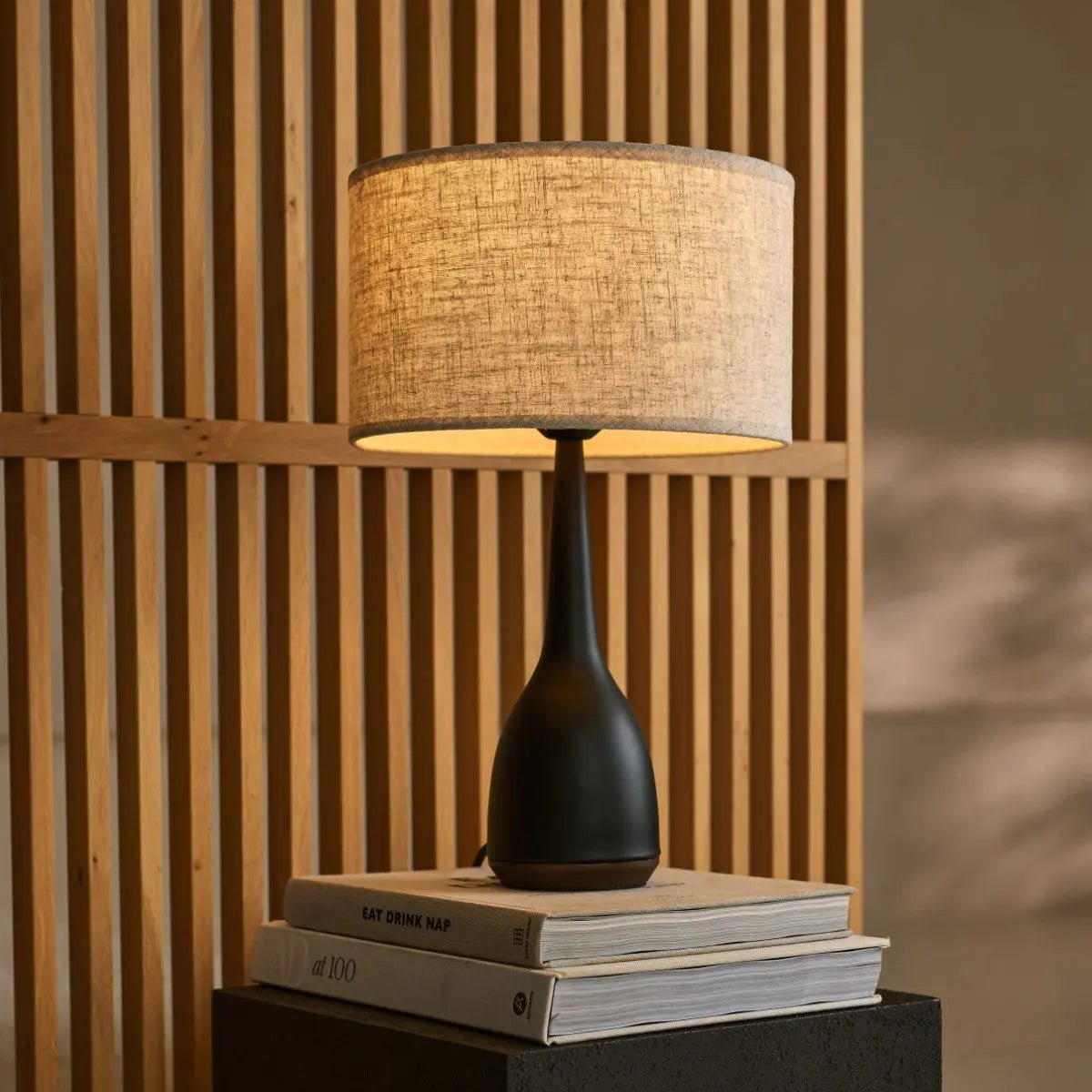 Jacob Zwarte Tafellamp Met Beige Kap, Tavellio