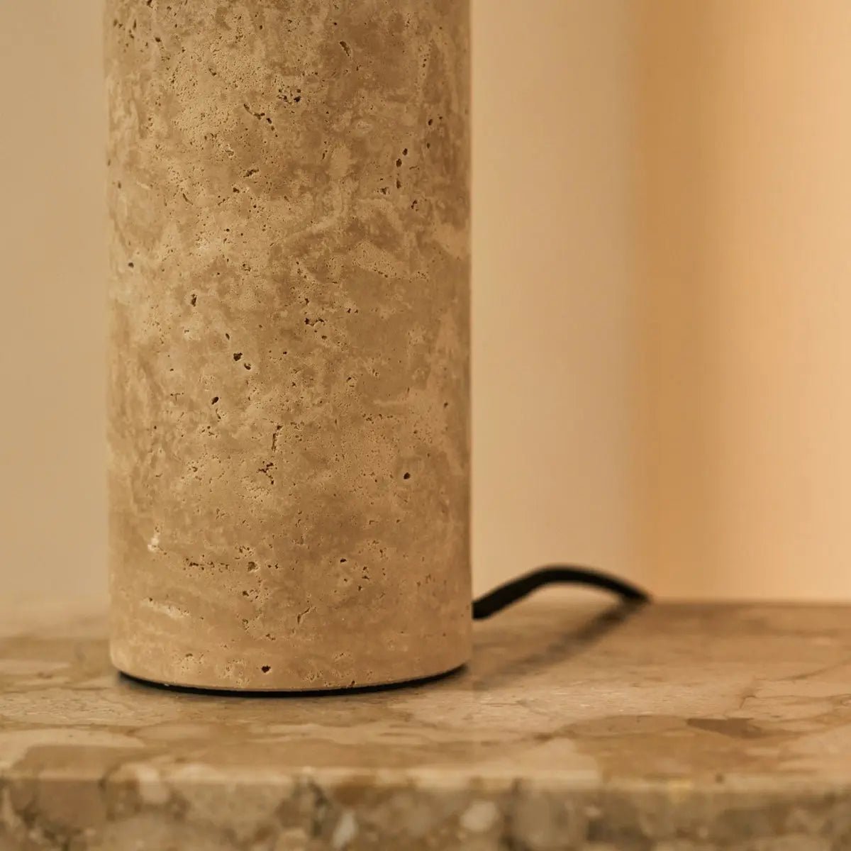 Nicolaas Travertine Tafellamp, Travertijn en Metaal, Tavellio