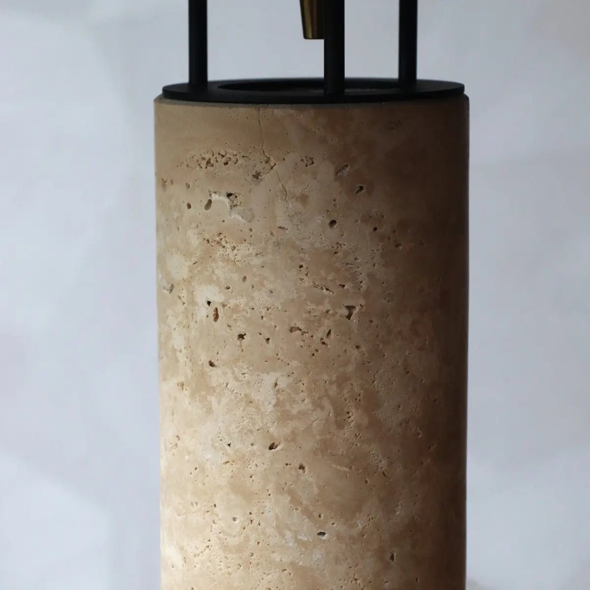 Nicolaas Travertine Tafellamp, Travertijn en Metaal, Tavellio