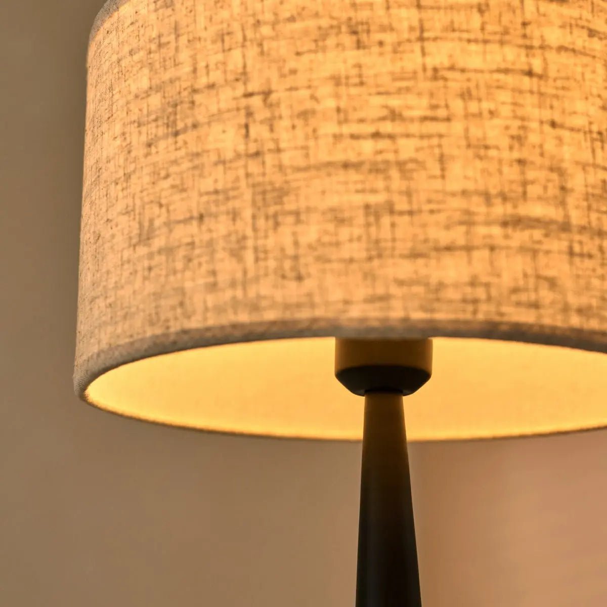 Jacob Zwarte Tafellamp Met Beige Kap, Tavellio