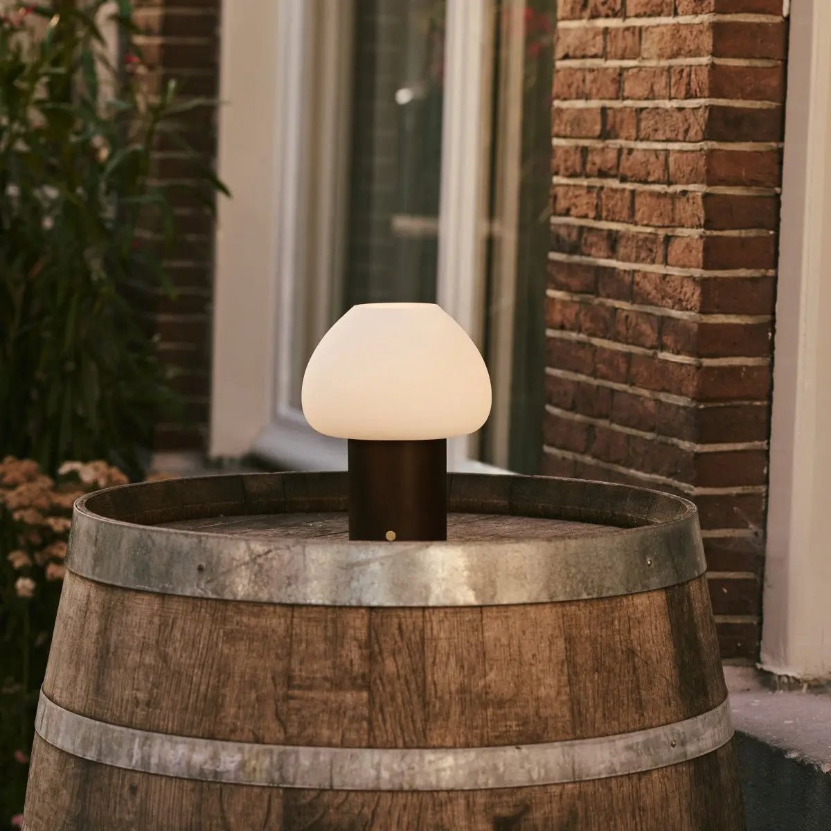 Fynn donkerbruine houten oplaadbare tafellamp, snoerloos en dimbaar, Ø17 x 25 cm