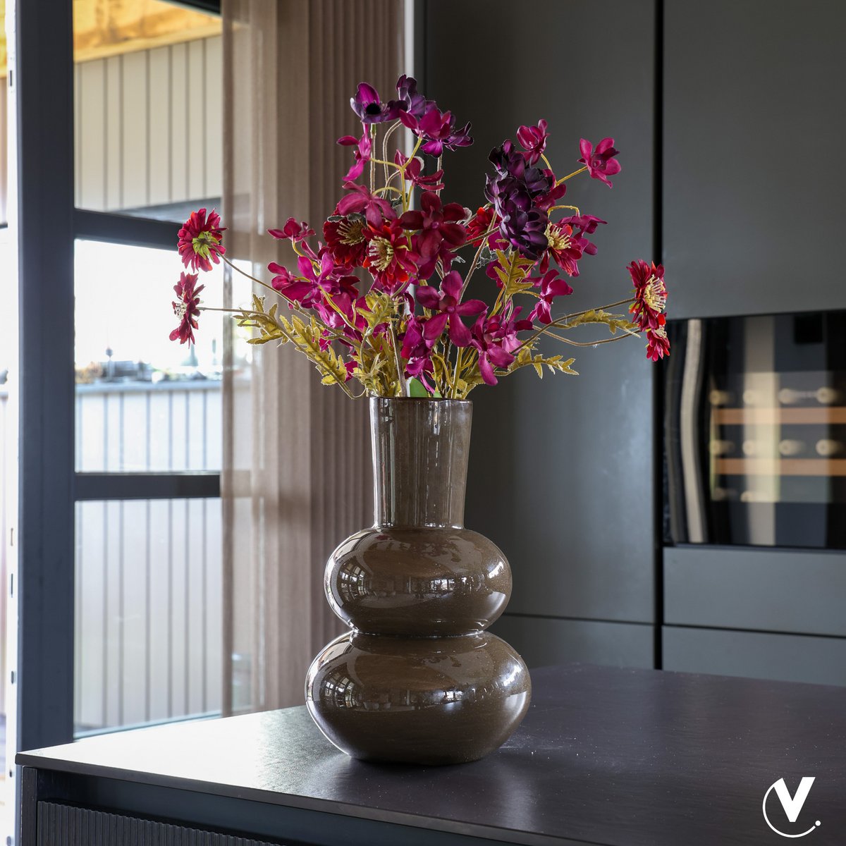 Lindi Elite vaas Ø22 cm, donkerbruin glas met luchtbellen, Vase The World