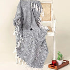 Monodune plaid 125x155 cm, grijs geometrisch patroon met franjes, Urbane Hide