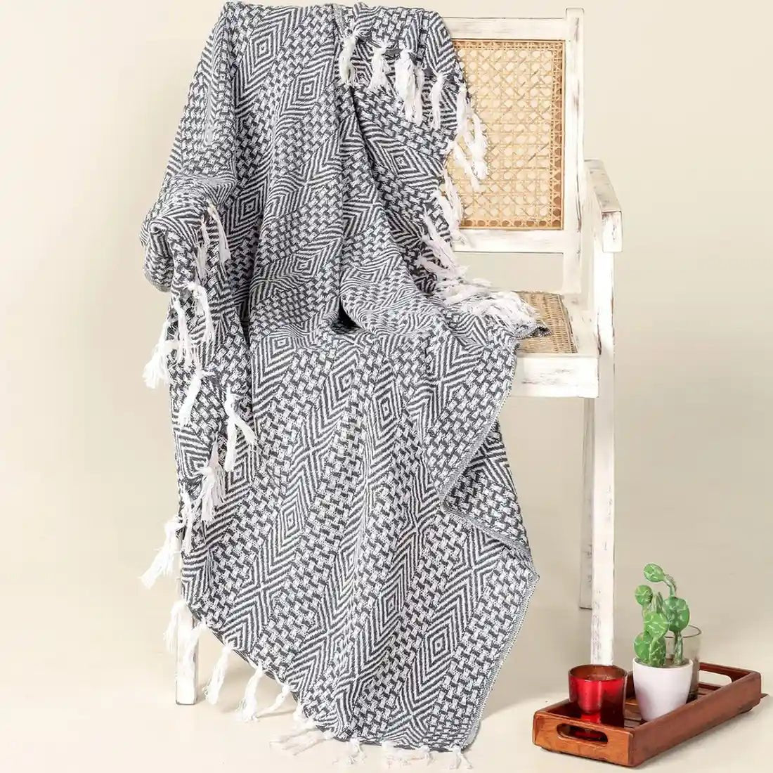 Monodune plaid 125x155 cm, grijs geometrisch patroon met franjes, Urbane Hide
